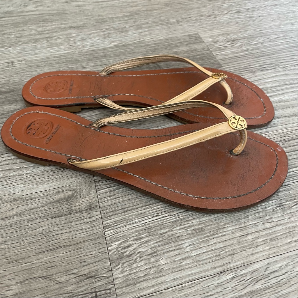 Tory Burch The Classic Flip Flops Tan Patent Leather Logo Sandals